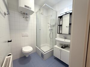 Bad mit Dusche und WC