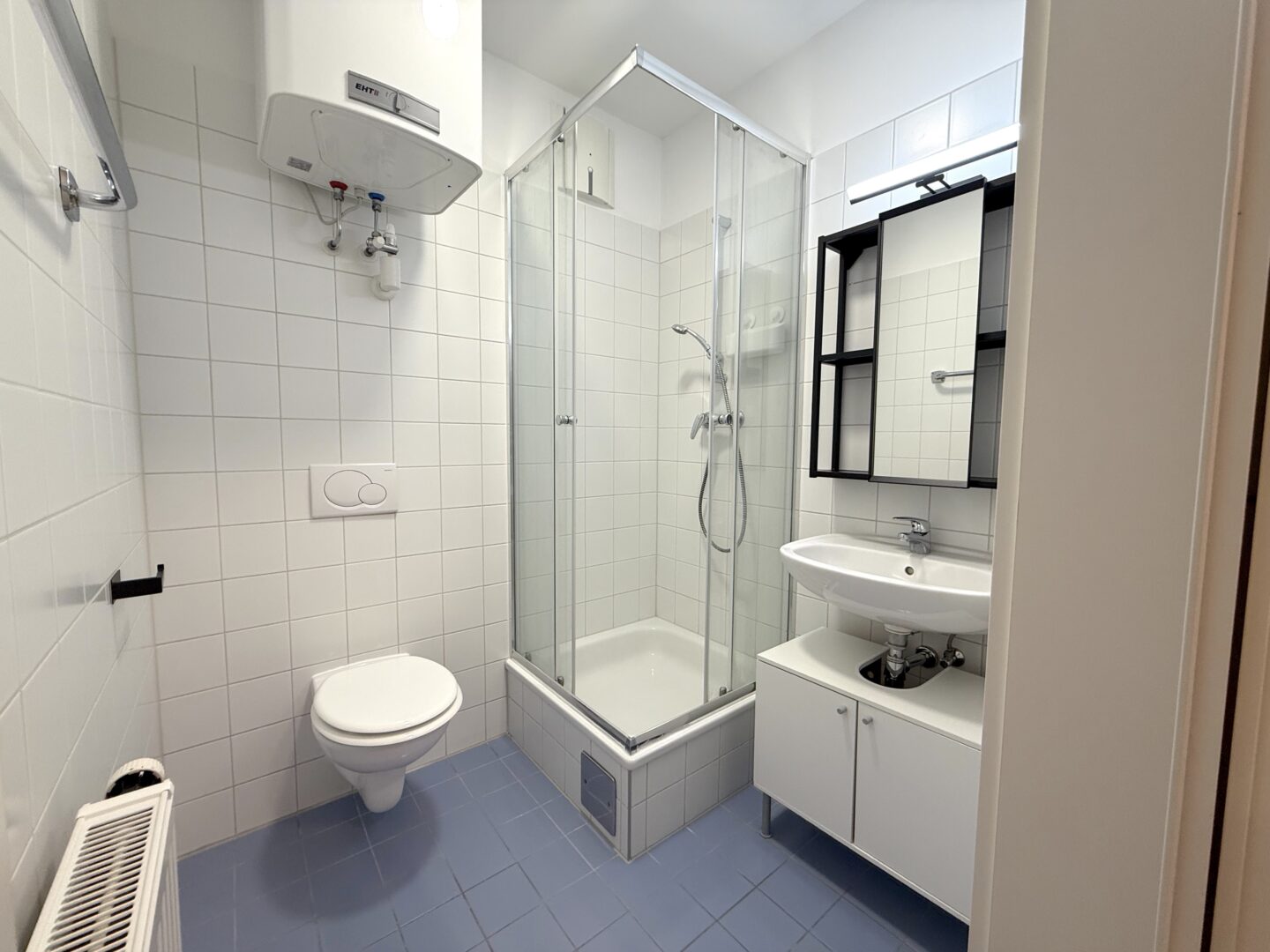 Bad mit Dusche und WC