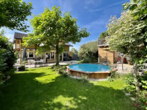 Garten mit Pool und Poolhaus