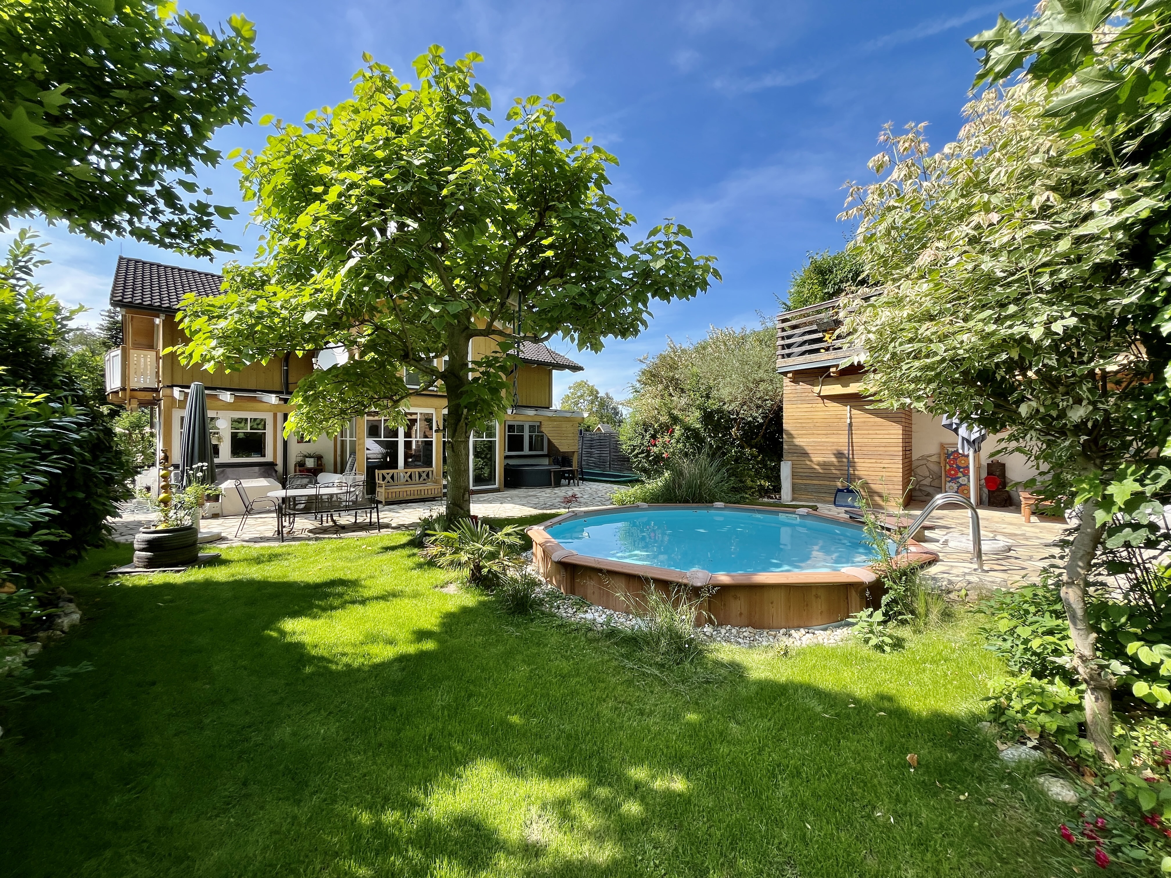Garten mit Pool und Poolhaus