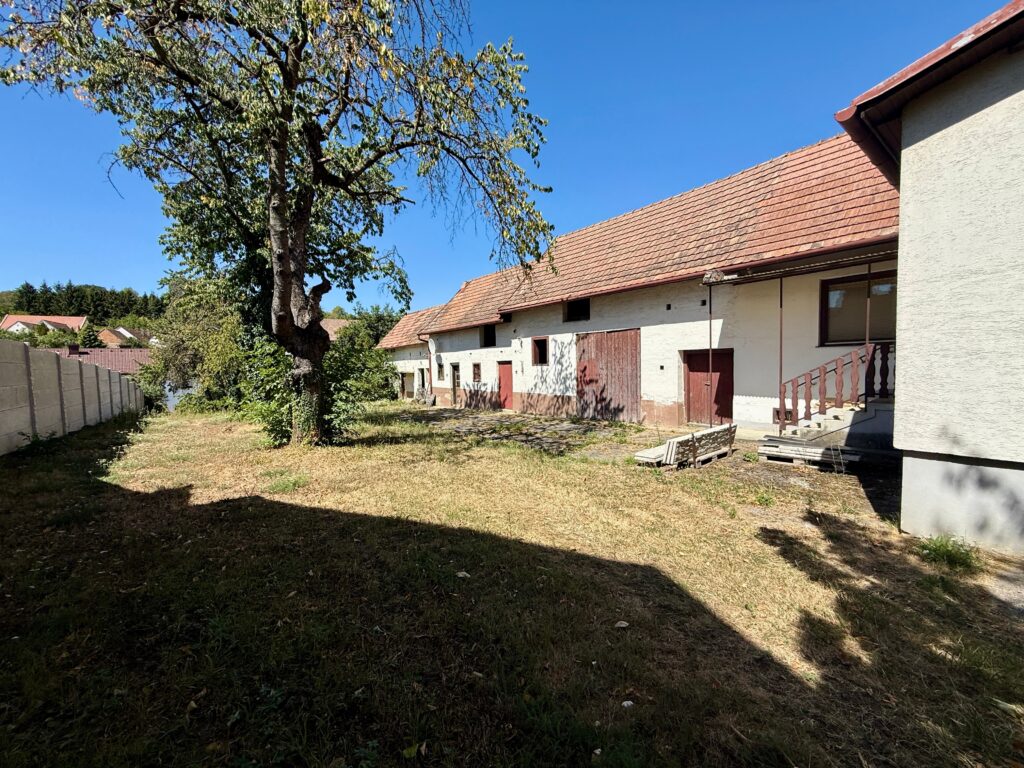 Hausansicht mit Scheune
