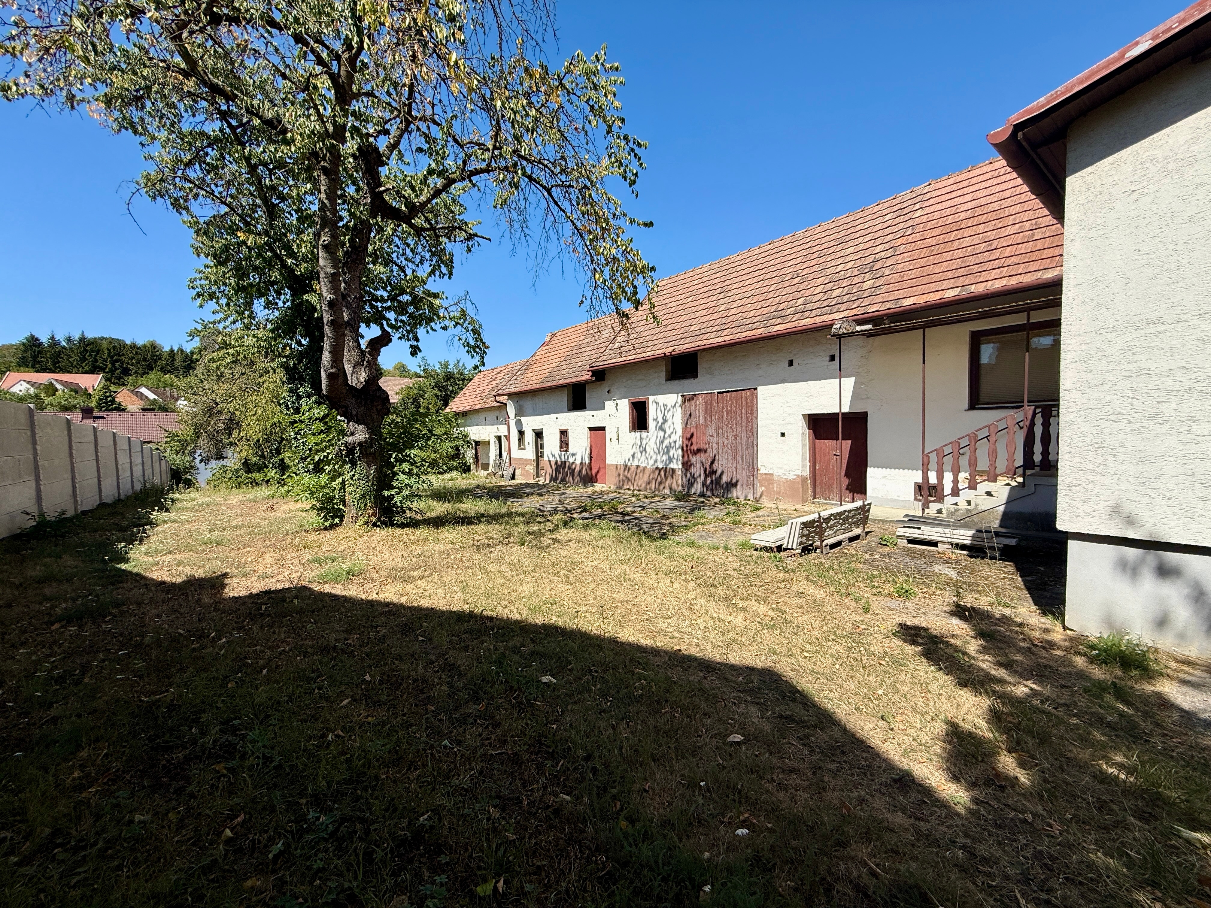 Hausansicht mit Scheune