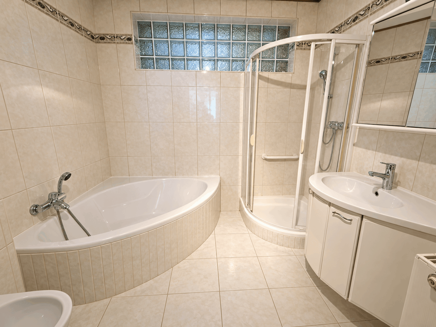 Badezimmer / mittels KI digital geräumt