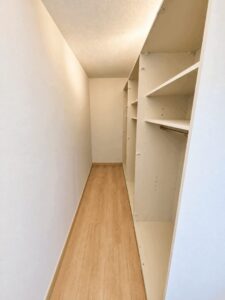 Schrankraum / mit Ki geräumt