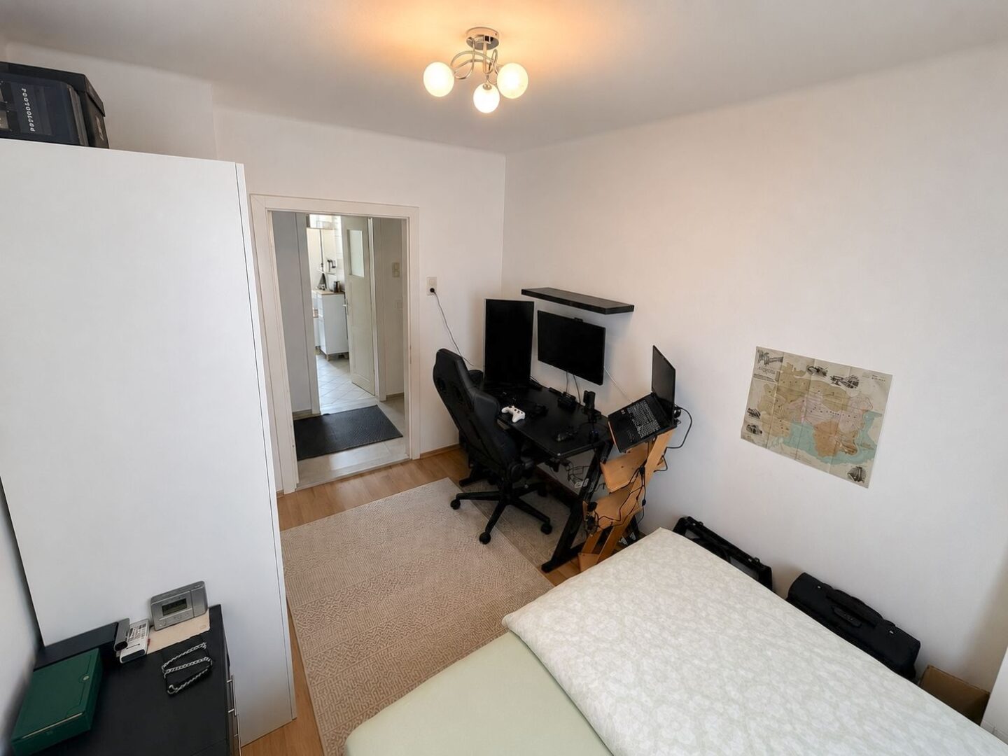 Schlafzimmer (Mit KI aufgeräumt)
