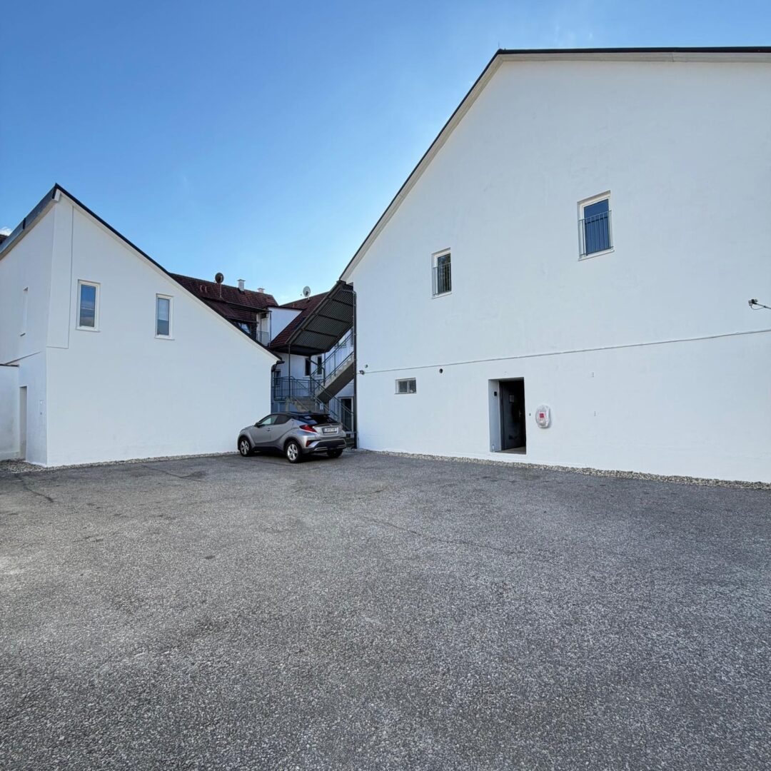 Haus Rückseite (Parkplätze)