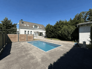 Pool / Hausrückseite